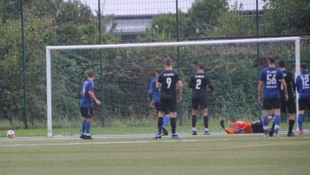 Großes Glück für Lahrs Torhüter Jona Leptig, der in dieser Szene dem Ball hinterherschauen muss. Luka Schmieder (9), Nico Haas (2) und Simon Lehmann (7) kommen zu spät.