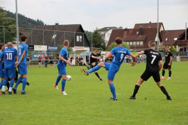 Luka Schmieder donnert den Ball aus aussichtsreicher Position in die Freistoßmauer, rechts üben sich die Sturmspitzen Stefan Schwarz (9) und Simon Lehmann (7) im Händchenhalten.