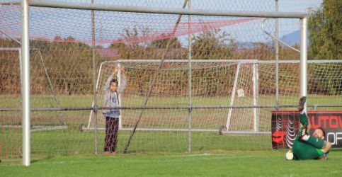 und verlädt den Torhüter, der Ball zappelt unsichtbasr im Netz