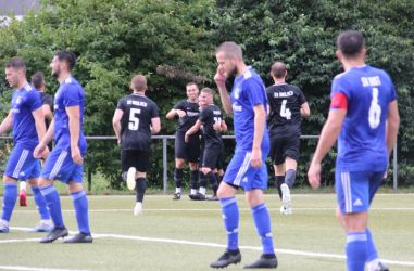 Marco Baier (2.v.l.) hat im Nachsetzen das 1:0 erzielt, sehr zur Freude von Max Armbruster (v.l.), Mario Braig, Markus Hansmann und Louis Hättich (4)