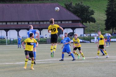 Oberkirchs Nr 19 steigt am höchsten und klärt per Kopf