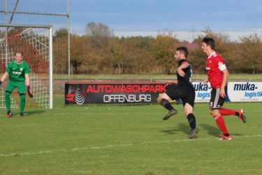 Spielführer Ralf Kammerer zieht an dem einschussbereiten Robin Metzger vorbei und klärt