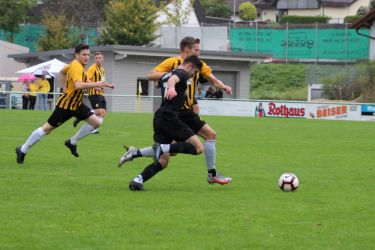 Joel Silzer setzt im Laufduell seinen Körper ein, doch der Gegner kann klären