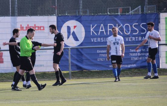 Simon Lehmann (3. v.r.) hat nach Zuspiel von Joel Silzer (li.) das 1:3 erzielt. Dazwischen jubelt Mario Braig mit (vom Schiedsrichter verdeckt).