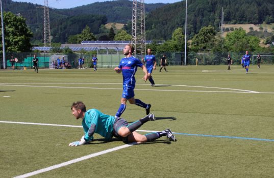 Joel Silzer (nicht im Bild) hat abgezogen, Torhüter Michael Stöhr und Patrick Meier (dahinter) bleibt nur das Nachsehen, der Ball geht zum 1:2 Anschlußtreffer ins Tor