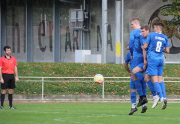 Verzerrte Gesichter in der Haslacher Mauer um Mario Braig (v.l.), Luka Schmieder, Louis Hättich und Kevin Haller nach einem erfolgreich abgewehrten Freistoß