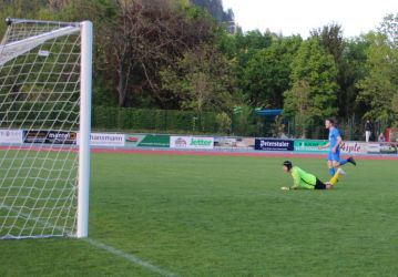 Keeper Kevin Braun kann hier nur noch dem Ball nachschauen, Simon Lehmann verwandelt souverän zum 2:1