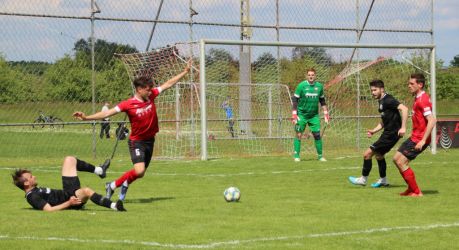 Torschütze Ralf Kammerer (links) kommt hier gegen Enzo Rennwald zu Fall, Joel Silzer und Steven Riehle (rechts) lauern