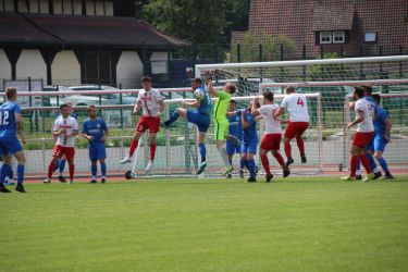 im zweiten Zupacken hat er den Ball dann sicher