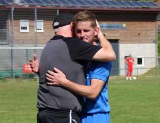 Abschied mit Emotionen: Trainer Martin Leukel nimmt seinen Spieler Markus Hansmann in die Arme