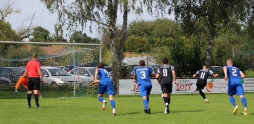 ... und trifft den linken Innenpfosten, von dort springt der Ball an den Rücken des Torwarts und dann zum 0:1 ins Netz