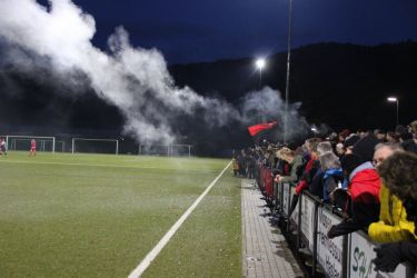 Viele Zuschauer und viel Rauch beim Derby SV Haslach - SV Steinach