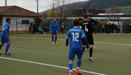 Spielführer Kevin (4) im gegnerischen Strafraum, mit Erfolg: Er traf zum 4:1.