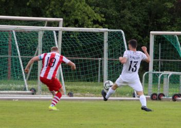 Lukas Moser (13) kann die Flanke von Bastian Kirschenmann noch zur Ecke klären