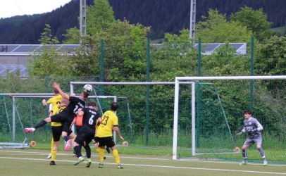 Diese Kopfballeinlage von Jonas Schmid (12) kannst du nicht üben, da geht sopgar Jonas Walter (6) in Deckung