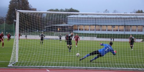 Die frühe 1:0 Führung erzielte Benni Bruckner durch einen Strafstoß, Torhüter Mario Echle taucht in eine Ecke ab