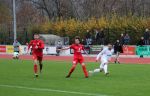 ico Schwendemann setzt sich gegen Titzian Carraffa (45) und Felix Weber (4) durch und flankt. Trainer Martin Leukel (im Hintergrund) sieht die Großchance für Kevin Reis schon kommen, doch dessen Schuss landet an der Latte