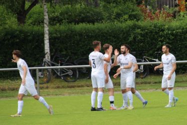 Glückwünsche zum 1:1 für Giulio Tamburello (rechts)