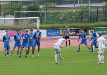 Fabio Bächle dreht den Freistoß um die Mauer, aber in die Arme des Keepers