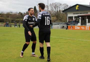 Freude bei Giulio Tamburello, der dann auch noch das 0:2 folgen ließ
