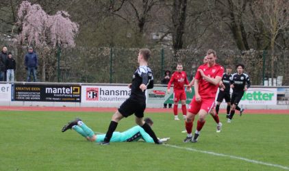 Torhüter Fabian Haimerl hat den Ball. Luka Schmieder ist zwar vor Julian Singer (14), kommt aber einen Schritt zu spät
