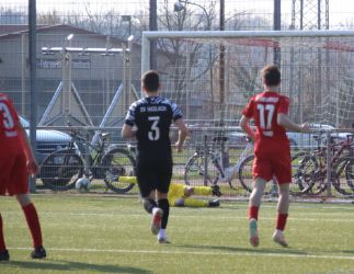 Nach einem Freistoß fliegt Torhüter Tobias Haag in die untere Ecke und lenkt den Ball um den Pfosten.