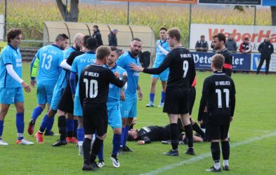 Tumulte auf dem Platz nach einem bösen Foul von Spielführer Yasin Kara (13) an Sven Schnaitter (liegend). Glück für ihn, dass der Schiedsrichter nur die gelbe Karte zog.