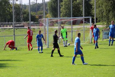 Der Ball ist drin zum 1:0 für Fautenbach, Torschütze Simon Baro (ganz links) hat sich dabei verletzt