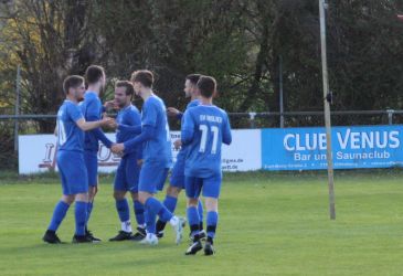 Simon Lehmann (2.v.l.) hat das 0:1 erzielt