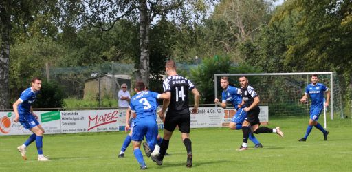 Luka Schmieder (14) steckt den Ball durch für Giulio Tamburello (2.v.r.), der dann zum Schuss kommt