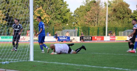 Nico Schwendemann (ganz rechts) erzielt das 6:1, Torhüter Ismail Akbas ist geschlagen, Noah DEdelmann (97) und Giulio Tamburello schauen dem Ball nach