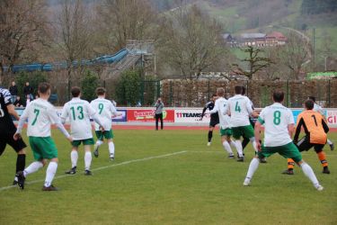 Eine kuriose Abwehrformation sah man beim Derby SV Haslach - SV Schapbach, doch auch Haslach's Torjäger Giulio Tamburello (hinten Mitte) kam da nicht durch