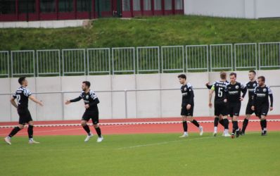 Max Armbruster (5) verdeckt den Torschützen Kevin Reis, der die frühe 1:0 Führung erzielt hat.