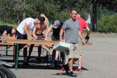 Alle schmirgeln mit, die "Schliffertruppe"