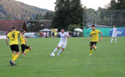 Giulio Tamburello durchbricht den Abwehrriegel um Carl Wöhrle (4), Felix Studer (2.v.l.) und Luca Walter (re.), scheitert aber am Torhüter