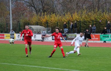 ico Schwendemann setzt sich gegen Titzian Carraffa (45) und Felix Weber (4) durch und flankt. Trainer Martin Leukel (im Hintergrund) sieht die Großchance für Kevin Reis schon kommen, doch dessen Schuss landet an der Latte