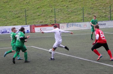 ... dann den Torhüter ausgetrickst und zwischen den Verteidigern zum 1:7 eingeschoben, Goalgetter Patrick Schmidt mit seinem 13. Saisontor