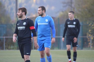 Lieferten sich packende Zweikämpfe, Haslach's Spielführer Ralf Kammerer und der über 1,90 m große Fabian Schoch vom SV Renchen.