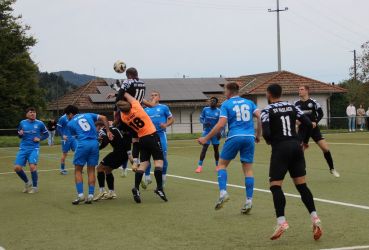 Benni Bruckner (10) springt höher als Torhüter Daniel Roos und trifft anschließend mit dem Fuß zum 1:1 Ausgleich für den SV Haslach