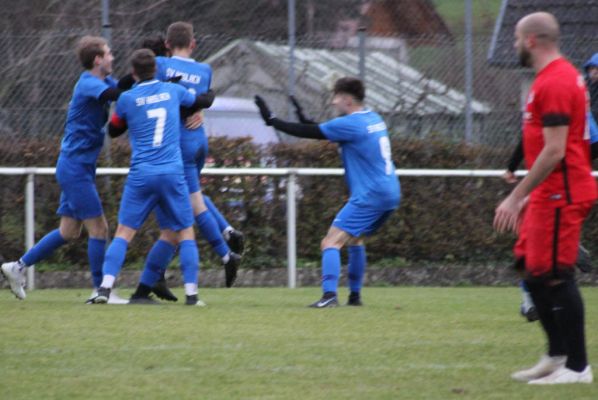 Freude über das 0:1 durch den verdeckten Marco Müller, von links Louis Hättich, Patrick Schmidt (7), Markus Hansmann und Joel Silzer (9).