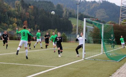 Kurz nach der Pause bot sich dem eingewechselten Mike Gutmann (8) diese Kopfballchance zur Führung, doch der Ball ging vorbei