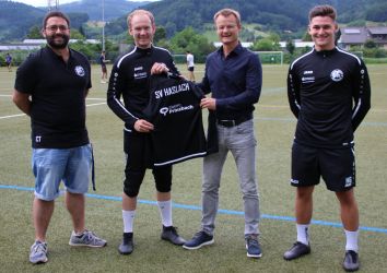 Elektro Prinzbach Hans-Jörg Prinzbach von Elektro Prinzbach überreicht den Spielern Noah Giesler (r.) und Daniel Schmieder (2.v.l.) sowie Spielausschuss Claudio Tamburello die Warmlaufpullis, auf deren Rückseite das Firmenlogo platziert ist.