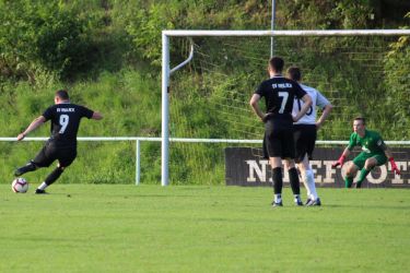 Benni Bruckner verwandelt den Strafstoß und stellte damit in der Verlängerung die Zeichen auf Sieg