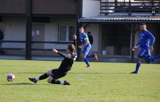 So sieht Einsatz aus, Mario Braig lässt Spielführer Seyithan Olcan und Adem Özkan keine Chance an den Ball zu kommen