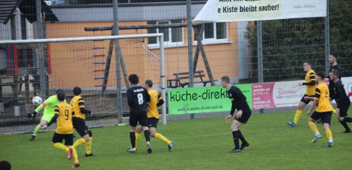 Gefährlicher Moment im Zeller Strafraum, doch Glück für die Gastgeber, dass der Ball am linken Pfosten vorbei geht