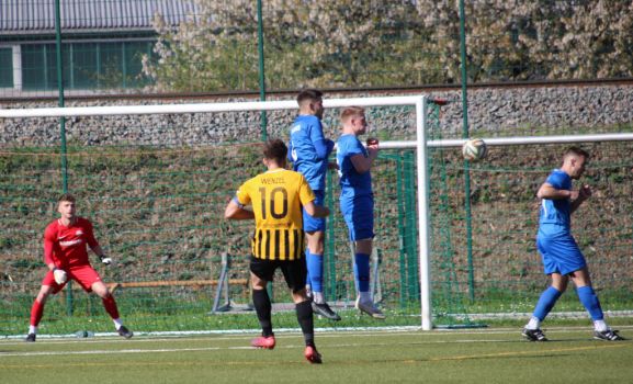 Synchronspringen von Nico Haas (li) und Max Armbruster mit Durchpusten