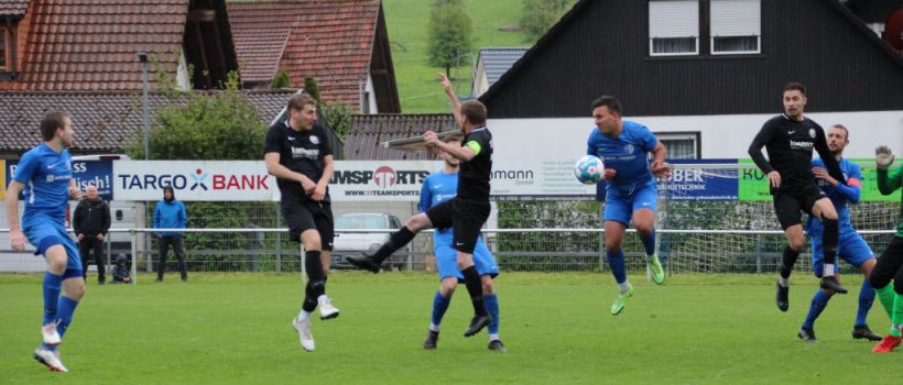 Nach einem Freistoß köpft Louis Hättich (2.v.l.) auf das Tor, vergebens(11) Luka Schmieder springt am höchsten, doch die Hände von Torhüter Haase kommen noch höher