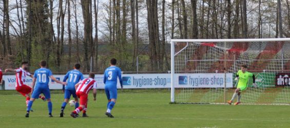 Malik Kahla (links) lässt Torhüter Walter beim Strafstoß keine Chance