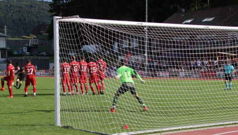 Simon Lehmann scheitert mit dem Versuch, den Freistoß um die Mauer zu zirkeln