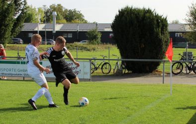 Luka Schmieder bleibt in dieser Szene an der Eckfahne Sieger im Duell mit Bastian Utz (links)